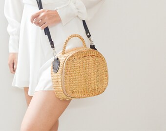 Straw bag with dark brown leather strap • crossbody bag and top handle bag • handmade bag • boho bag • straw purse from Thailand