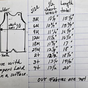 Puede incluir: Tabla de tallas manuscrita para peleles de beb&eacute;, con medidas en pulgadas. Incluye pecho/cintura y largo total desde el hombro hasta el dobladillo. La tabla especifica tallas de 3 meses a 4+, con una nota de que las telas no son el&aacute;sticas.