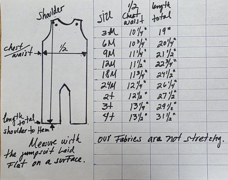 Peut inclure: Un tableau manuscrit avec des mesures pour une combinaison. Le tableau comprend des tailles de 3M &agrave; 4+, avec des mesures de poitrine/taille en pouces et une longueur totale en pouces. Le texte indique : &laquo; Mesurer avec la combinaison &agrave; plat sur une surface &raquo;.