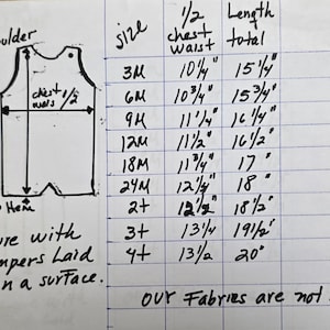 Puede incluir: Tabla de tallas manuscrita para peleles de beb&eacute;, con medidas en pulgadas. Incluye un diagrama que ilustra c&oacute;mo medir la prenda. La tabla enumera tallas de 3 meses a 4T, con medidas de pecho/cintura y longitud total.