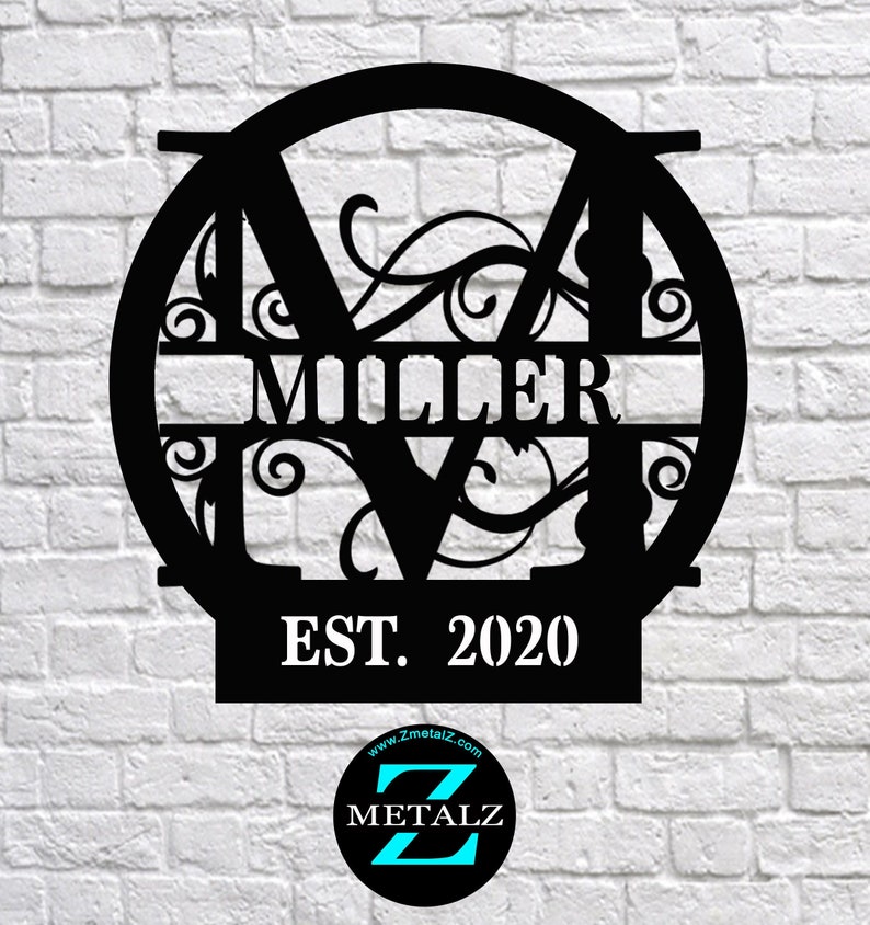 Op de afbeelding: Zwart metalen monogram met de letter "M" in een cirkel, de naam "MOLLIER" en de tekst "EST. 2020".
