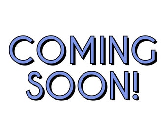 以下が含まれることがあります： 白い背景に、青い文字で「COMING SOON!」と書いてあります。太字で縁取りされたフォントです。