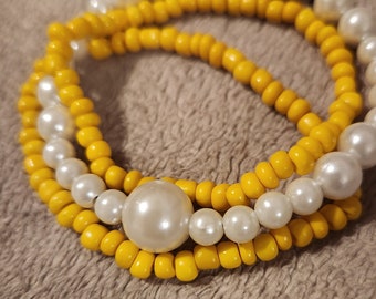 Conjunto de pulseras amarillas y blancas == 3 piezas