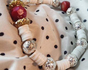 Pulsera de cuentas rojas: detalles plateados, joyería hecha a mano