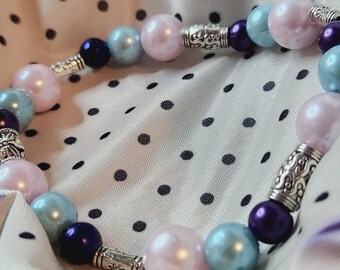 Pulsera artesanal de perlas: tonos morado suave, rosa y azul