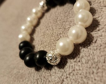 Pulsera de cuentas en blanco y negro