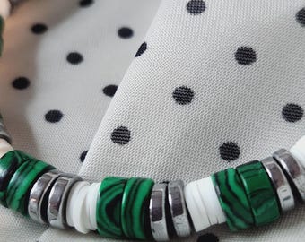 Pulsera de reptil de mármol verde con cuentas decorativas plateadas y blancas