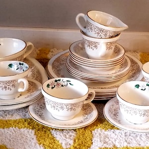 24 Peices Dogwood DinnerSets-Dinnerware Sets-Dishes-Ceramic-Eating Plates-Porclain-Bone China-Pottery-Guests-DrinkingMugs-22kt Gold ( 1950s)