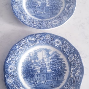 2 Antike Liberty Blau Historische Kolonialszenen Speiseteller-Speiseteller-Steingut-Geschirr-Keramik-Porzellan-Sammelteller