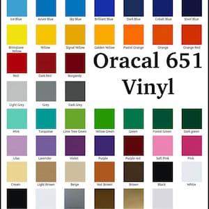 Pode incluir: Uma carta de cores que mostra 36 cores diferentes de vinil Oracal 651. As cores est&atilde;o dispostas em linhas e colunas, com os nomes de cada cor impressos abaixo de cada amostra.