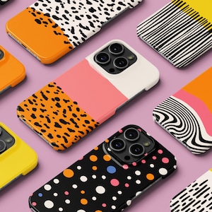 Può includere: Assortimento di custodie per telefono colorate con vari motivi geometrici e astratti. Le custodie sono di colore nero, bianco, giallo, arancione, rosa e blu. Le custodie sono progettate per uno smartphone con un rigonfiamento della fotocamera.