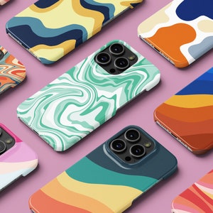 Pode incluir: Nove capas de telefone diferentes com designs abstratos. As capas são todas para o mesmo modelo de telefone e têm uma variedade de cores e padrões, incluindo redemoinhos, ondas e formas geométricas.