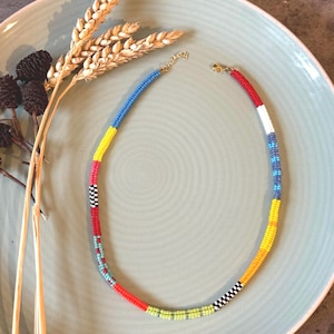 Collar de cuentas artesanales: joyería bohemia colorida y llamativa