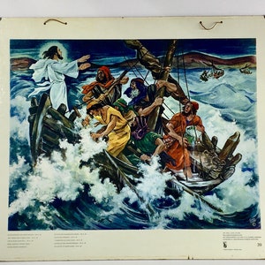 Pode incluir: Uma ilustração vintage que retrata Jesus acalmando uma tempestade em um barco com seus discípulos. A cena se passa em um mar tempestuoso com ondas quebrando ao redor do barco. Jesus está de pé no barco, com os braços estendidos, enquanto os discípulos são mostrados lutando para controlar o barco.