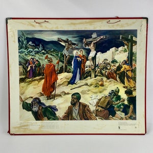 Pode incluir: Uma impressão religiosa vintage que retrata a crucificação de Jesus Cristo. A cena se passa contra um céu dramático com um grupo de pessoas reunidas em torno das cruzes. A impressão é emoldurada por uma borda vermelha.