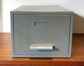 Archivadores metálicos industriales - Caja gris vintage - Módulo de almacenamiento retro de los años 70