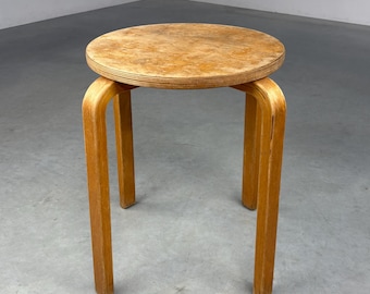 Gebogener Hocker aus Birkensperrholz – skandinavisches Vintage-Design – alter Holzhocker