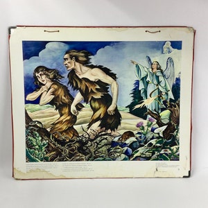 Pode incluir: Uma ilustração vintage que retrata uma cena da Bíblia. Duas pessoas, um homem e uma mulher, estão a afastar-se de um anjo com asas. O anjo está a apontar para cima. A cena passa-se num jardim exuberante com folhagem verde e flores.