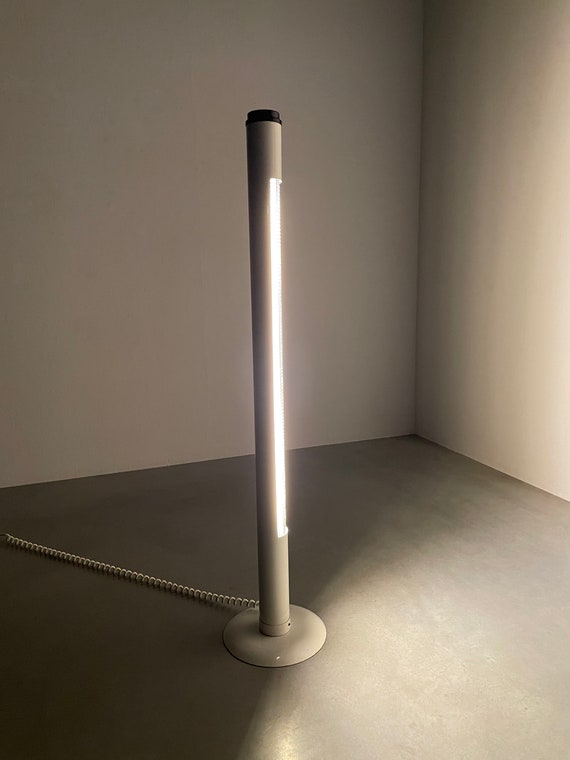 Fluorescent tube floor lamp outlet
