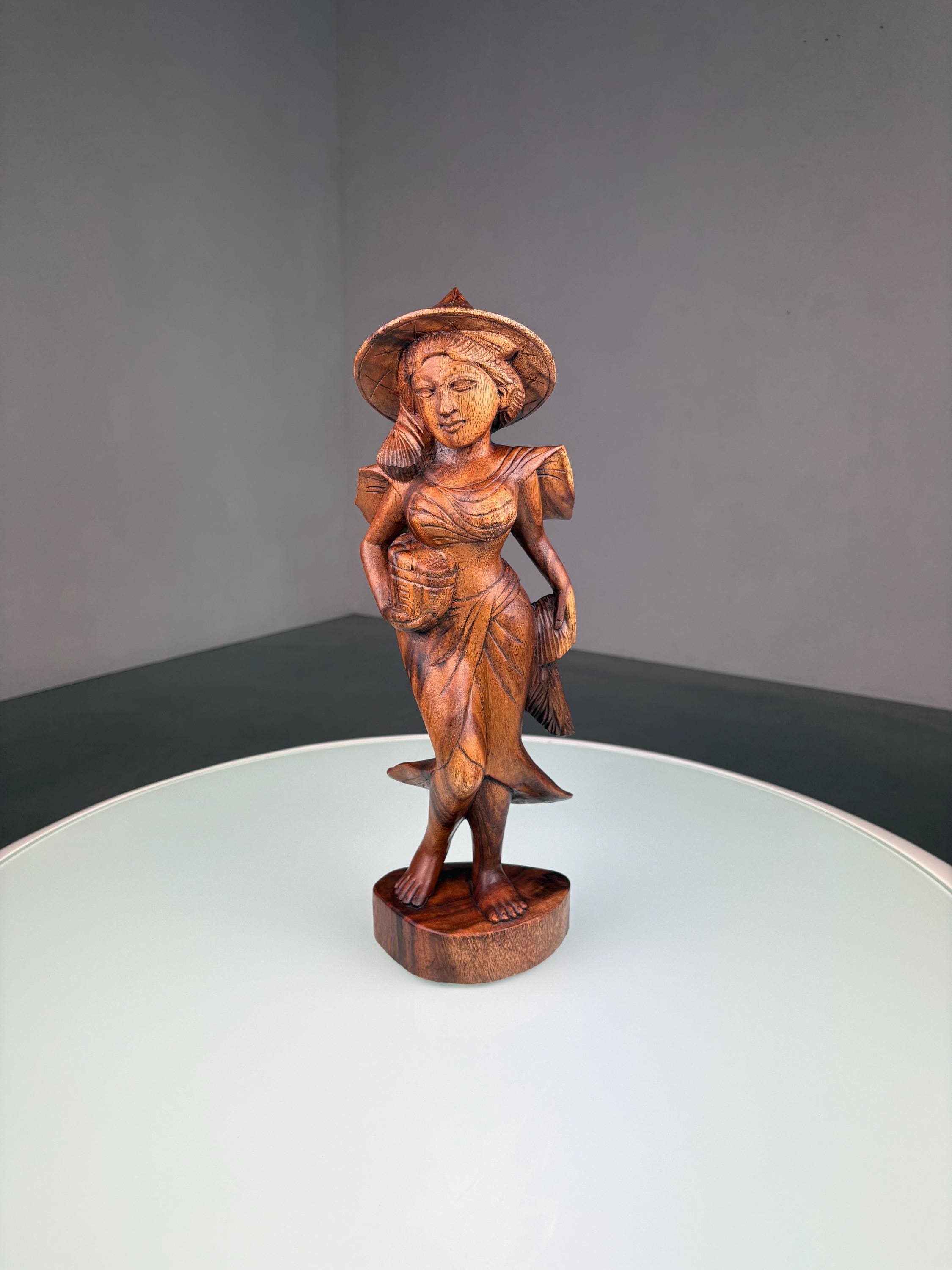 バリ島の女性の木彫り - インドネシアの手作り手彫りアート - Etsy 日本