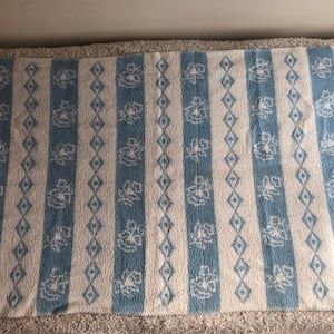 Vintage Retro Babydecke aus Wolle im Stil der 60er Jahre mit Squeeze-Kobold (Gnom)
