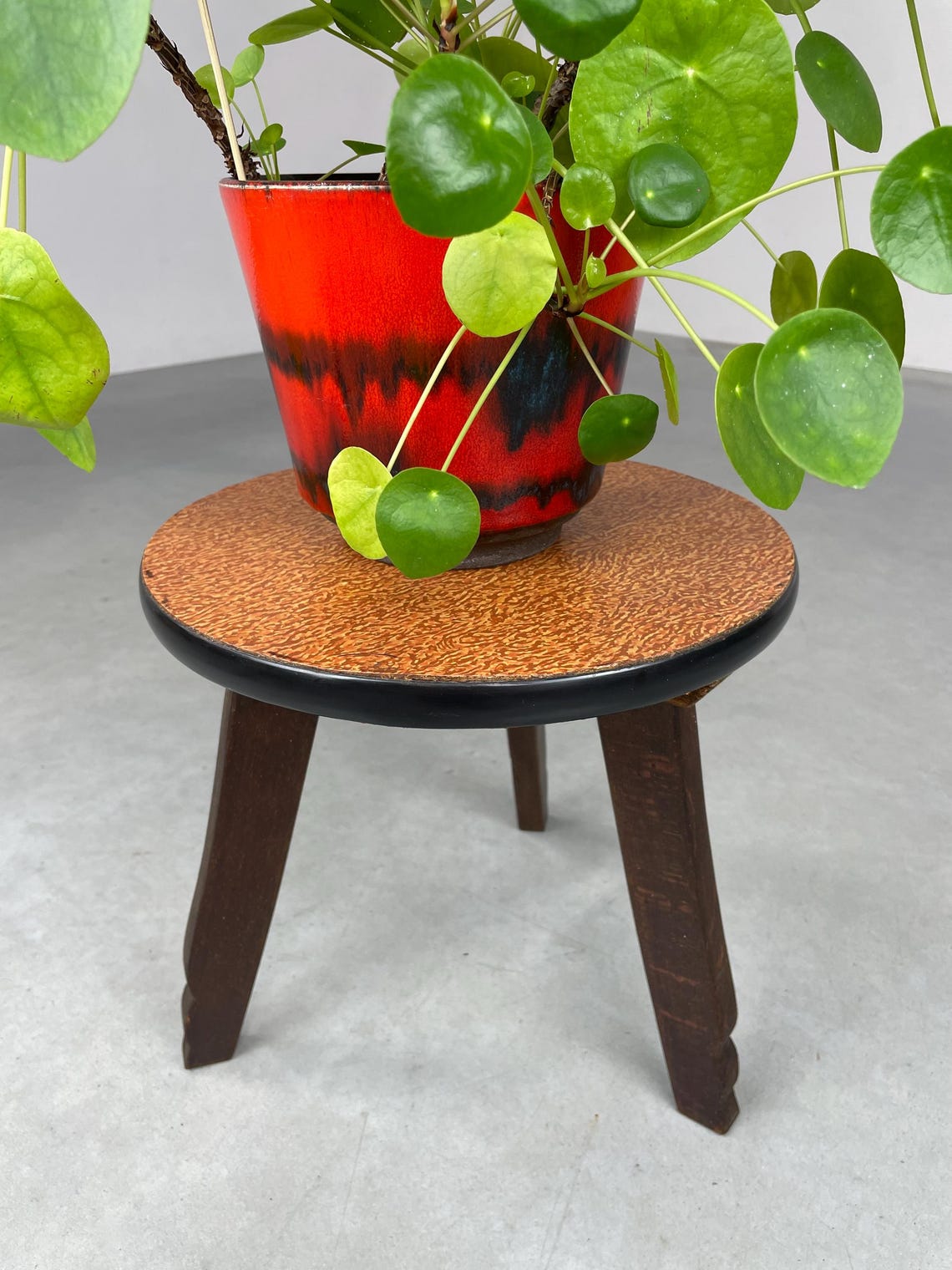 Vintage round side table - 60s Plant stand - 1950s wood tripod table, foto 3 di 5