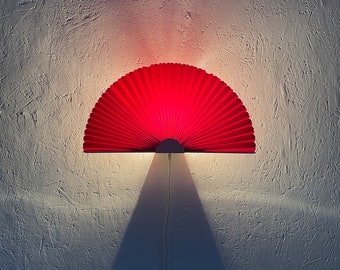 Lámpara de pared plisada en forma de abanico vintage - iluminación de diseño posmoderno de los años 80 - luz de ventilador de origami roja de los años 80 - iluminación ambiental