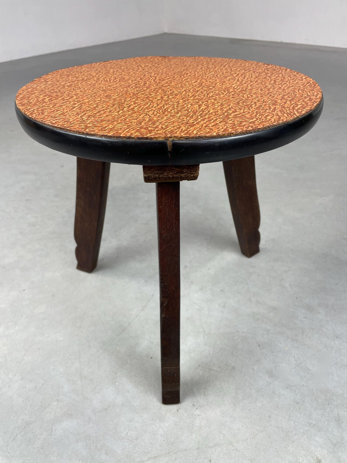 Vintage round side table - 60s Plant stand - 1950s wood tripod table, foto 4 di 5