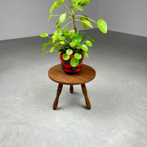 Vintage round side table - 70&#39;s Plant stand - 60&#39;s tripod - plywood with wood veneer