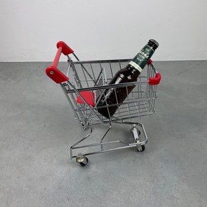 Zabytkowy metalowy wózek na zakupy - czerwony miniaturowy samochód - kosz na zabawki