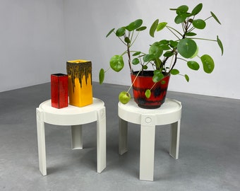 Mesas auxiliares de trípode vintage conjunto de dos - moderno soporte de planta de la era espacial de plástico de la década de 1970 - hecho en Holanda - arte pop gris