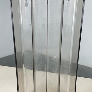 Pu&ograve; includere: Un porta riviste in plastica trasparente con quattro scomparti. Il porta riviste ha due fori nella parte superiore per appenderlo.