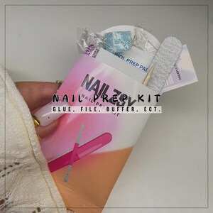 Kit de preparación de uñas • Pegamento para uñas. Pulidor de uñas. Lima de uñas. Empujador de cutículas. Almohadilla con alcohol. Pegatinas. Tarjeta de instrucciones. Tarjeta de agradecimiento.
