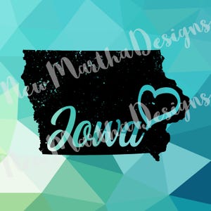 Op de afbeelding: Zwarte silhouet van de staat Iowa met het woord "Iowa" in witte cursieve letters binnen de omtrek van de staat. Een blauw hart bevindt zich in de rechterbovenhoek van de omtrek van de staat. De achtergrond is een blauw, groen en wit geometrisch patroon.