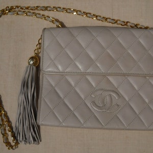 Sac à bandoulière vintage en cuir d'agneau crème CHANEL - Fabriqué en France