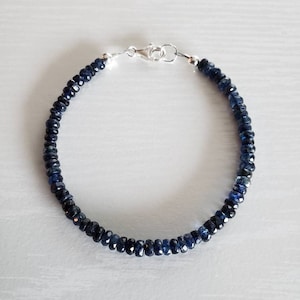 K&ouml;nnte beinhalten: Ein blaues Saphir-Armband mit einem silbernen Verschluss.