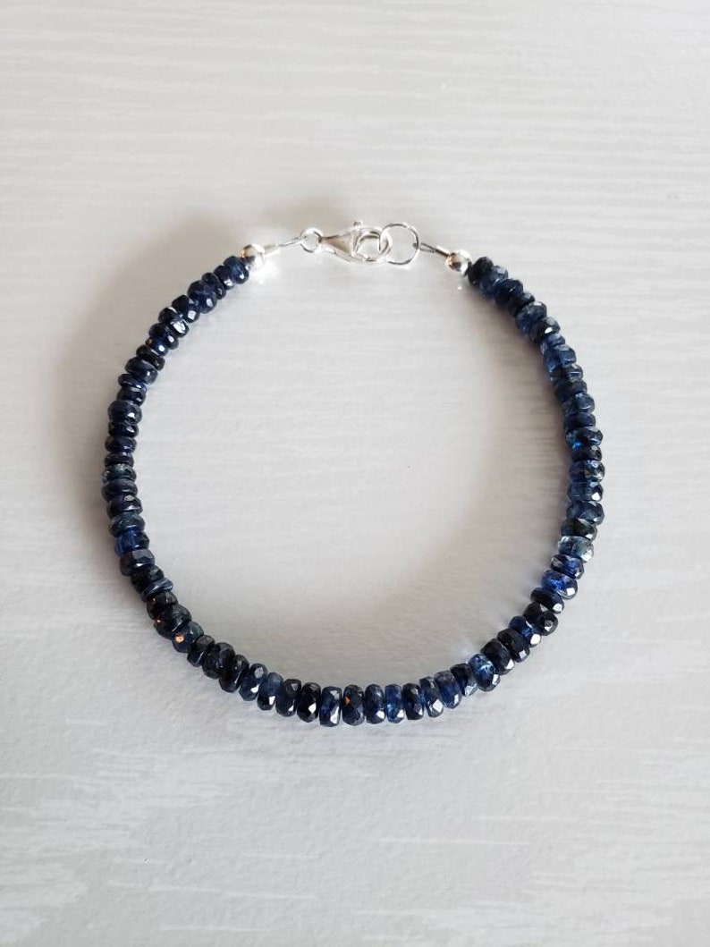 K&ouml;nnte beinhalten: Ein blaues Saphir-Armband mit einem silbernen Verschluss.