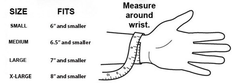 K&ouml;nnte beinhalten: Eine Tabelle, die die Handgelenksgr&ouml;&szlig;en f&uuml;r verschiedene Armbandgr&ouml;&szlig;en zeigt. Die Tabelle zeigt die folgenden Gr&ouml;&szlig;en: Klein (6 Zoll und kleiner), Mittel (6,5 Zoll und kleiner), Gro&szlig; (7 Zoll und kleiner) und Extra-Gro&szlig; (8 Zoll und kleiner). Eine Illustration zeigt, wie man sein Handgelenk misst.