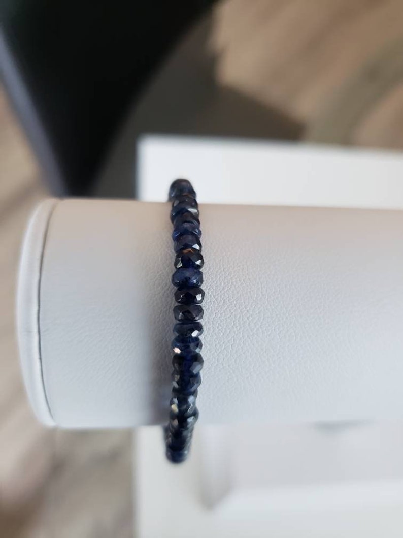 K&ouml;nnte beinhalten: Ein dunkelblaues Armband aus kleinen, facettierten Edelsteinen.
