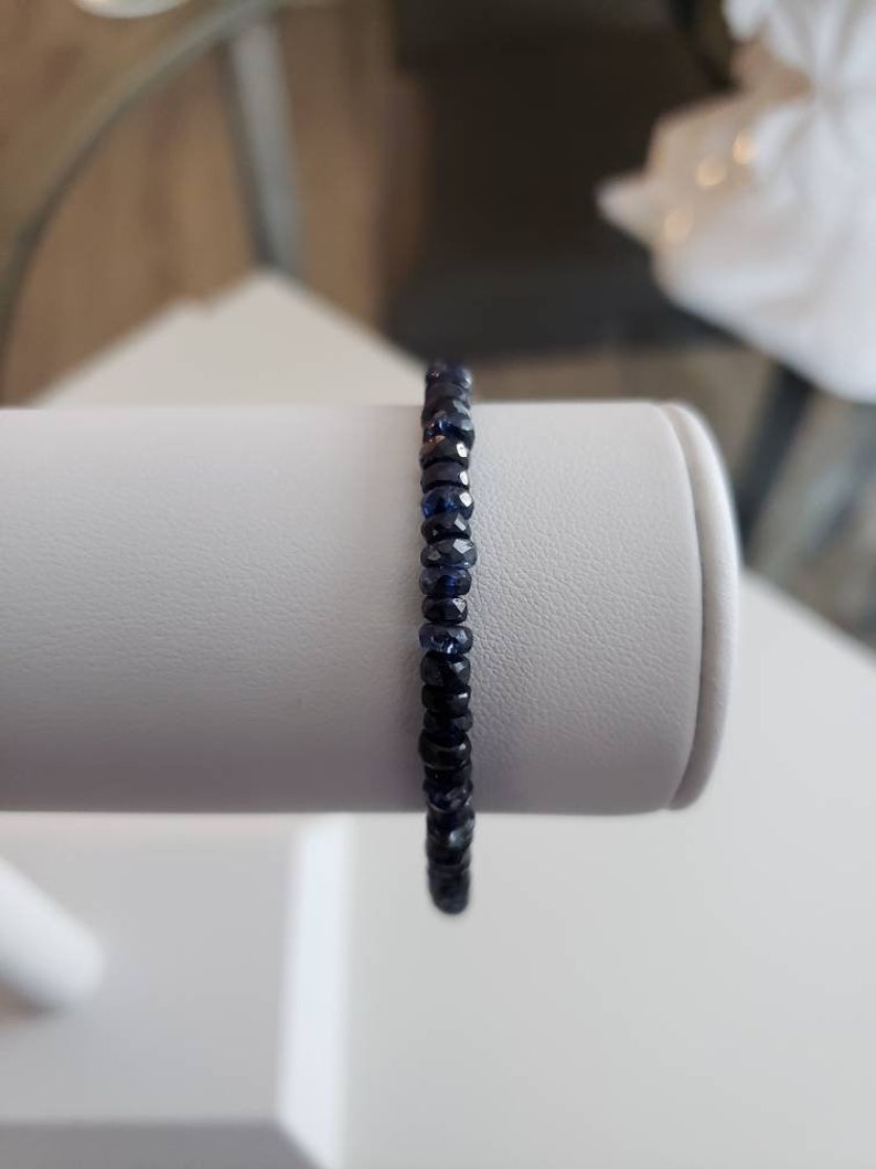 K&ouml;nnte beinhalten: Ein dunkelblaues Edelstein-Armband mit kleinen, facettierten Perlen.