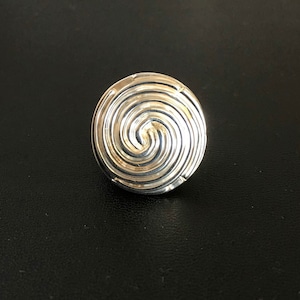 Anello in argento, misura US 61/2. Anello importante in argento massiccio, anello in argento decorato.