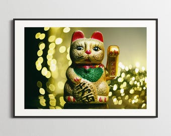 Fotografía de Maneki-neko, gato de la suerte, con luces bokeh.