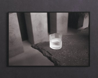 Minimalistyczny wydruk fotografii herbaciarni – Zen, czarno-biały, film 35 mm