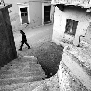 N 12 Hommage à Cartier-Bresson Physical Fine Art Photography Print, imprimé noir et blanc, rue, urbain, escalier, Grèce, Bresson image 2