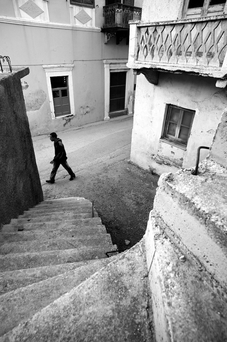 N 12 Hommage à Cartier-Bresson Physical Fine Art Photography Print, imprimé noir et blanc, rue, urbain, escalier, Grèce, Bresson image 2