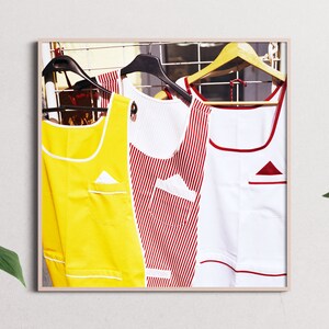 N. 59 &quot;Uniformi&quot; - Physical Fine Art Photography Print - stampa a colori, fotografia cinematografica di medio formato, domenica, sole, poster del mercato delle pulci