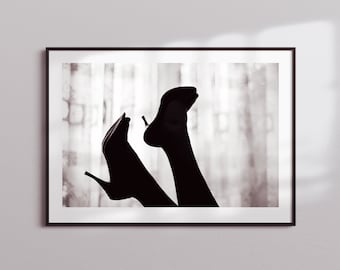 Czarno-białe zdjęcie wysokich obcasów – Noir Boudoir Art