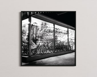 N ° 40 "Bike Shop"-physique Fine Art Photography Print-carré, noir et blanc impression, moyen format film photographie, vélos, affiche