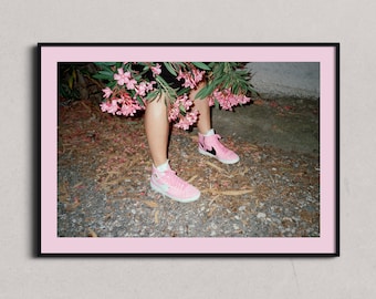 Nr 107. „Spódnica w kwiaty” – wydruk fotografii artystycznej – analogowy, fotografia z lampą błyskową, odbitka na filmie, 35 mm, kwiaty, różowy, Nike, buty
