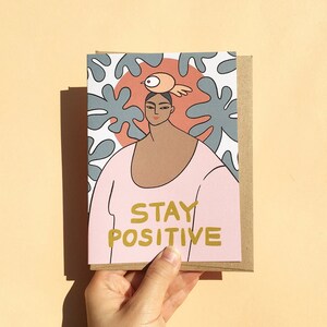 Bleiben Sie positiv, moderne minimale feministische Karte, Ermutigung personalisierte Mitteilungskarte, Mädchen- und Vogelkarte, neutrales Briefpapier des Erdtons